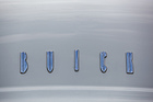 Bild: Buick Special Convertible (1955) - Markenschriftzug auf dem Bug