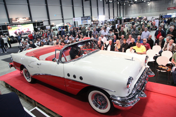 Buick Special Convertible (1955) - als Lot 41 verteigert an der Auktion der Oldtimer Galerie anlässlich der Swiss Classic World Luzern am 25. Mai 2019
