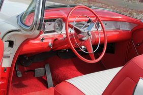 Buick Special Convertible (1955) - die Panorama-Windschutzscheibe macht das Einsteigen nicht allzu viel schwieriger Buick Special Convertible (1955) - die Panorama-Windschutzscheibe macht das Einsteigen nicht allzu viel schwieriger