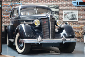 Buick Special Séries 40 2 Door Sedan (1937) - Lot 068 an der Artcurial „Automobiles sur les Champs" Versteigerung 2024