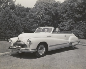 1946 begann die Fahrzeugproduktion mit nur leicht modifizierten 1942er Modellen. Hier ein Buick Super Convertible Sedan.