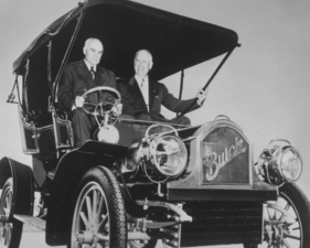 Buick T13 (1905) - Am Steuer sitzt der erste Kunde, der jemals einen Buick gekauft hat, Mr. H. H. Hills Buick T13 (1905) - Am Steuer sitzt der erste Kunde, der jemals einen Buick gekauft hat, Mr. H. H. Hills