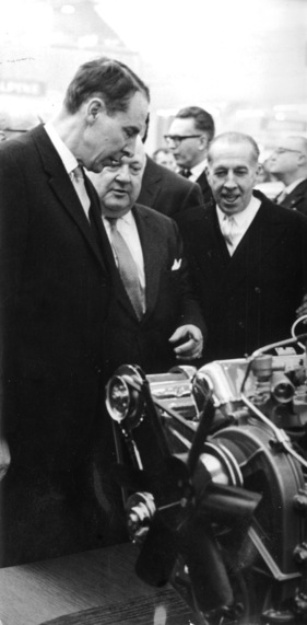 Bundespräsident Dr. H. P. Tschudi beim Rundgang am Autosalon - Genfer Automobilsalon 1965
