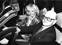 Bundespräsident Egli mit Miss Schweiz Eveline Glanzmann im BMW 325i Cabriolet - Genfer Automobilsalon 1986
