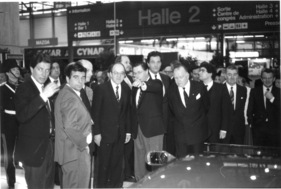 Bundespräsident Kurt Furgler (Mitte) mit Stardesigner Sergio Pininfarina (rechts von ihm)