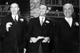 Bundespräsident Petitpierre zusammen mit dem Präsident des Genfer Staatsrats und dem Präsident des Salon-Organisationskomitees beim Rundgang durch den Salon - Genfer Autosalon 1950