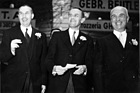 Bundespräsident Petitpierre zusammen mit dem Präsident des Genfer Staatsrats und dem Präsident des Salon-Organisationskomitees beim Rundgang durch den Salon - Genfer Autosalon 1950