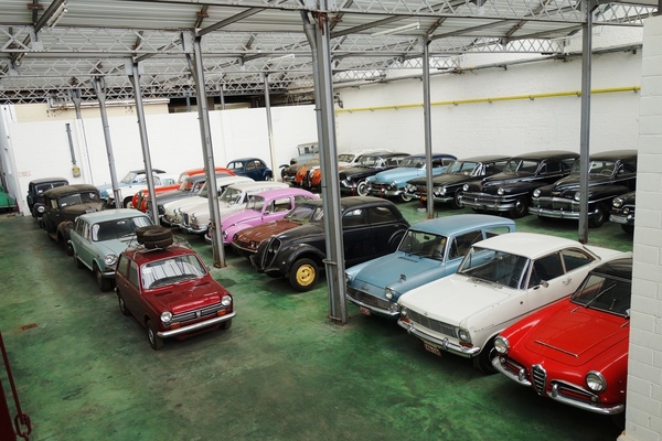 Bild Bunt gemischte Lagerhalle, man beachte die Breite des Spektrums vom Honda N360 bis zum Alfa Romeo Giulia Spider - Museum Mahymobiles in Leuze-en-Hainaut