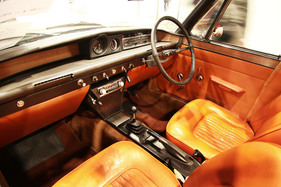 Bunt getrieben - orange-braunes Original-Interieur eines angebotenen Rover 2000 P6, der... (Bremen Classic Motorshow 2018)