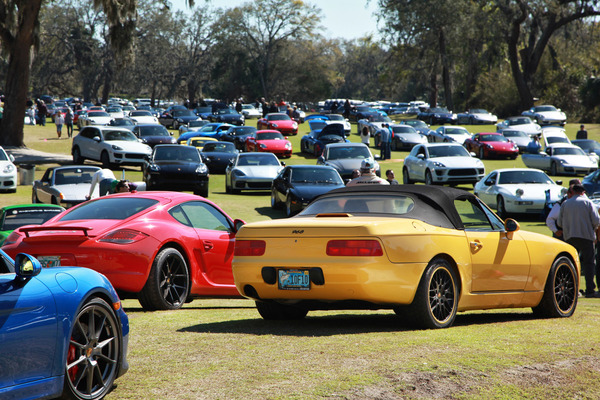 Bild Bunt in Farben und Typen – bei der Werks Reunion sind zwar nicht alle Porsche wirklich willkommen, aber immerhin die Sportwagen der Marke. Cayenne, Macan und Panamera werden jedenfalls (noch) nicht gern gesehen, ...