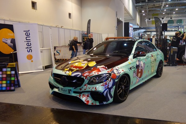 Bunte Folierung war bei diesem Mercedes-Benz C-Klasse angesagt - Essen Motor Show 2022