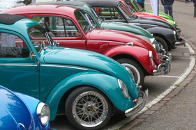 Bunte Käfer aus verschiedenen Jahrzehnten - Oldtimertreffen 50 Jahre Autobahnraststätte Würenlos 2022 Bunte Käfer aus verschiedenen Jahrzehnten - Oldtimertreffen 50 Jahre Autobahnraststätte Würenlos 2022