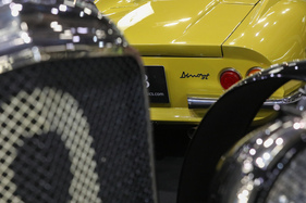 Bunte Mischung - ein Dino 246 GT hinter einem Vorkregs-Bentley – Rétromobile Paris 2025