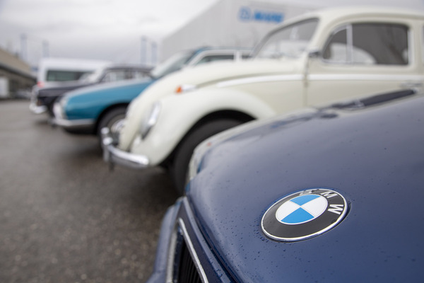 Bunte Mischung im Regen: BMW M3 mit Käfer und Citroën GS – Swiss RetroMecanika 2023