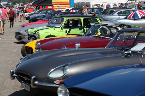 Bild Bunte britische Autowelt - in der Mitte der alles überragende Mini - British Car Meeting BCM in Mollis 2019
