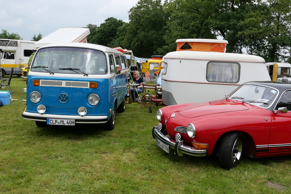 Buntes Bockhorner Camping: VW T2, Karmann-Ghia und Eriba-Wohnwagen – Bockhorner Oldtimermarkt 2024