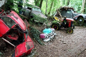 Buntes Ensemble mit Goggomobil, Lloyd, Cadillac, Deutz Trecker und Lagonda - Autoskulpturenpark Neandertal