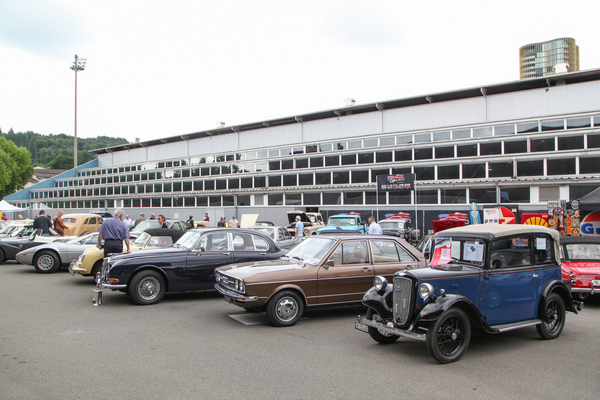 Buntes Gemisch von Angeboten im Privatfahrzeugmarkt zwischen den Hallen – Swiss Classic World Luzern 2022