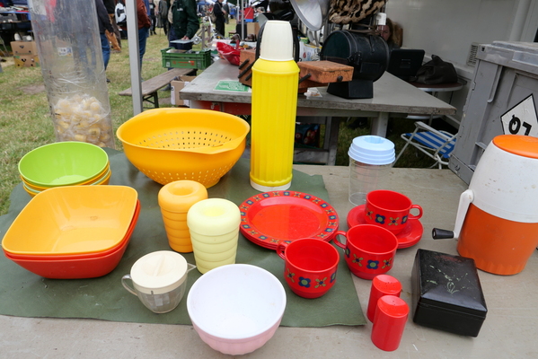 Buntes Plastik: Campinggeschirr aus den Siebzigerjahren – Bockhorner Oldtimermarkt 2024