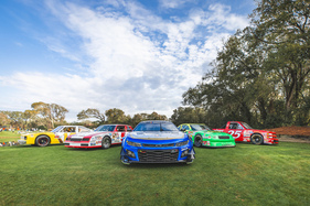 Buntes Plastikspielzeug: Nascar-Rennwagen von Chevrolet – The Amelia Concours d'Elegance 2024