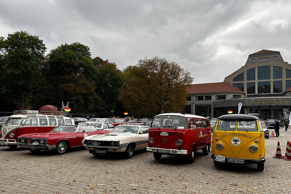 Bild: Buntes Teilnehmerfeld inklusive dem ADAC Strassenwacht-Bulli – Rollendes Museum München 2024