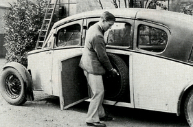 Burney Streamline 22/80 hp (1930) – Reserverad in der hinteren Tür Burney Streamline 22/80 hp (1930) – Reserverad in der hinteren Tür