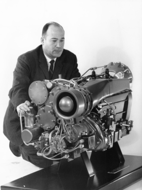 Burton Riemer mit einem luftgekühlten RC4-90 Wankelmotor, der für den Einsatz in einem Flugzeug konzipiert war