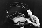 Butzi Porsche beim Gestalten eines Sportwagens