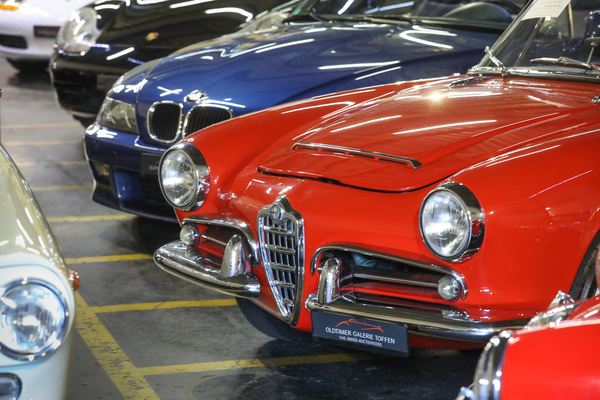 Cabriolet-Konkurrenten mit dreissig Jahren Altersdifferenz - Alfa Romeo Giulietta Spider und BMW Z3 werden verkauft - Versteigerung der Oldtimer Galerie Toffen am 14. Oktober 2023