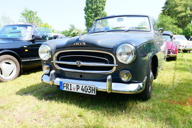 Cabriolet-Treffen: Peugeot 403 neben Saab 900 – Bockhorner Oldtimermarkt 2025