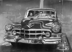 Cadillac  (1952) - die beiden Stromlinienkörper an der Stossstange sind die Wahrzeichen der grössten GM-Modelle