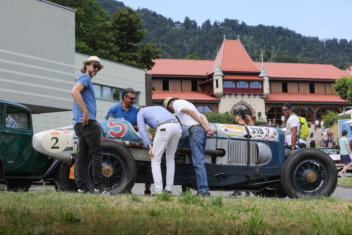 Cadillac 314 V8 Racer (1925) - mit interessierten Betrachtern - Albisgütli Classics Cars & Bikes Juli 2025