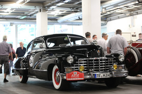 Cadillac Club Coupe (1942) - warten in der Halle in Basel - RAID Suisse-Paris 2012