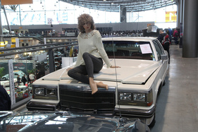 Cadillac Coupe de Ville (1984) - angeboten für EUR 15'500, vermutlich ohne Schaufensterpuppe - Retro Classics Stuttgart 2020