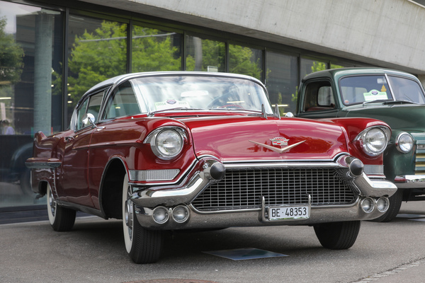 Cadillac De Ville Coupé (1957) - Traum in Bordeauxrot - Old Wheels Biel-Bienne 2025