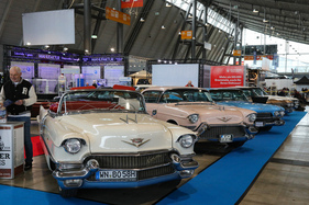 Cadillac Eldorado Biarritz (1956) - neben einem Cadillac Series 62 Coupe de Ville (1957), als "Pink Elvis Coupé" für mindestens EUR 25'000 zu verkaufen - 24. Retro Classics 2025 (1952)