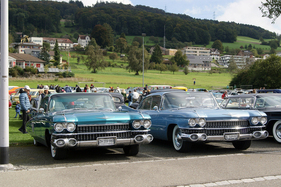 Cadillac Fleetwood Sixty Special (1959) – neben einem Sixty Two Six-Window Sedan desselben Jahrgangs – FNA-Jahrestreffen 2024 (1959)