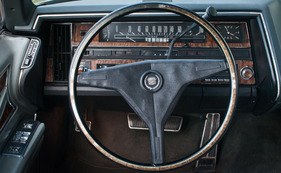 Cadillac Fleetwood Sixty Special (1970) - Geschaltet wird mit dem Hebel am Lenkrad, drei Gänge bietet die Automatik