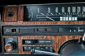Cadillac Fleetwood Sixty Special (1970) - Steuerung der Klimaanlage, der Schalter für die nicht vorhandene Cruise Control oben links fehlt