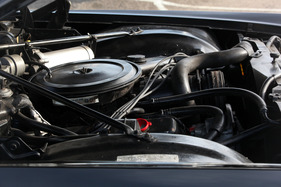 Cadillac Fleetwood Sixty Special (1970) - der Motor ist unter dem Luftfilter und diversen Schläuchen fast vollständig verborgen