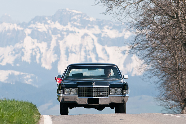 Cadillac Fleetwood Sixty Special (1970) - die Bundesratslimousine vor eindrücklichem Alpenpanorama