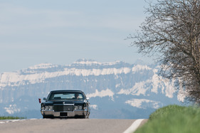 Cadillac Fleetwood Sixty Special (1970) - mit der Landesflagge vorne rechts