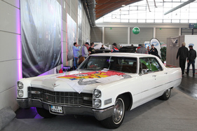 Cadillac Hardtop Sedan De Ville (1966) - mit 7-Liter-V8-Motor und 340 PS, damals 5581 USD teuer (60'550 Exemplare gebaut) - Motorworld Classics Bodensee 2019