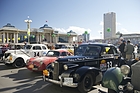 Bild: Cadillac La Salle (1939) - zusammen mit den Mitstreitern in Ulaan Baatar - Rallye Peking-Paris 2013