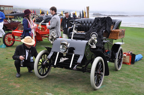 Cadillac Model A Wilson Rear Entrance Tonneau (1903) - bis zum letzten Augenblick wird geputzt - Pebble Beach 2012 (A1-02)
