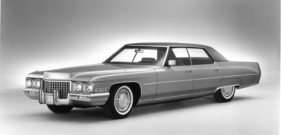 Cadillac Sedan de Ville (1970) - mit neu gestaltetem gespreiztem Frontmotiv mit stark horizontal angeordneten Ornamenten und breit angelegten Scheinwerfern