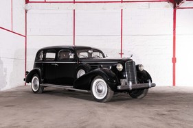 Cadillac Série 75 Imperial Touring Sedan (1936) - als Lot 23 angeboten an der Artcurial "On the Road" Versteigerung am 9. Oktober 2016