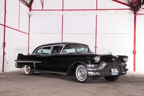 Cadillac Série 75 Limousine (1957) - als Lot 44 angeboten an der Artcurial "On the Road" Versteigerung am 9. Oktober 2016