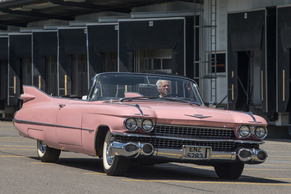 Cadillac Series 62 (1959) - 2 Tonnen und 2 Meter Breite, da erscheint der Fahrer noch kleiner