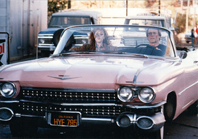 Cadillac Series 62 (1959) - Tommy und Lou Ann, alias Clint Eastwood und Bernadette Peters, im Auto